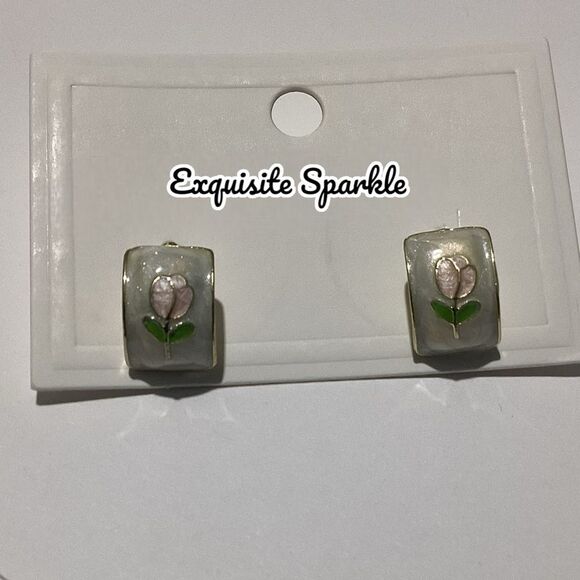 🌷Elegant GoldTone White Ivory Swirl Tulip Painted Earrings - Picture 4 of 16